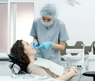 dentista na clinica atendendo uma paciente